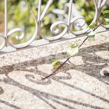 Appartement Classy Flat At Marques Square With Garden